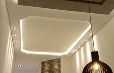 Imagem: A casa possui 4 Dormitórios, 5 Banheiros, 4 Vagas na garagem