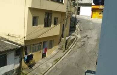 Imagem: A casa possui 2 Dormitórios, 1 Banheiro, 2 Vagas na garagem