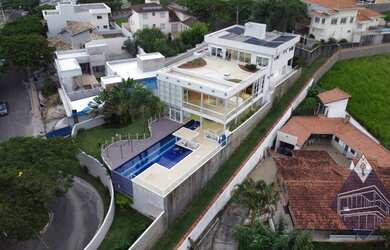 Imagem: A casa em condomínio possui 5 Dormitórios, 1 Banheiro, 5 Vagas