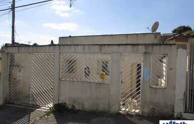 Imagem: A casa possui 3 Dormitórios, 1 Banheiro, 2 Vagas na garagem