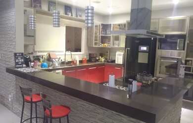 Imagem: A casa em condomínio possui 4 Dormitórios, 5 Banheiros, 2