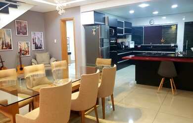 Imagem: A casa possui 3 Dormitórios, 4 Banheiros, 2 Vagas na garagem