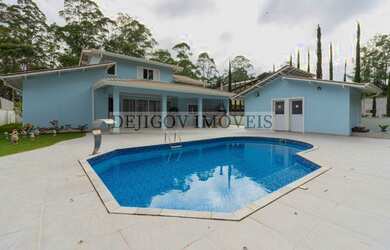 Imagem: A casa em condomínio possui 4 Dormitórios, 3 Banheiros, 4