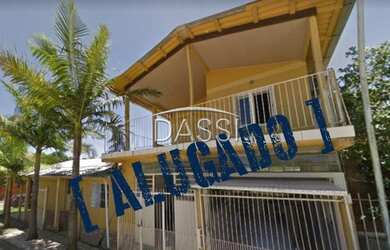 Imagem: A casa possui 4 Dormitórios, 3 Banheiros, 2 Vagas na garagem