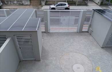 Imagem: A casa possui 3 Dormitórios, 3 Banheiros, 2 Vagas na garagem