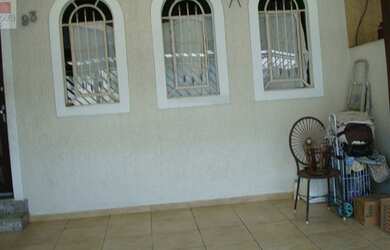 Imagem: A casa possui 3 Dormitórios, 2 Banheiros, 2 Vagas na garagem