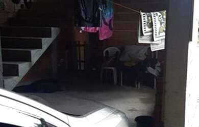 Imagem: A casa possui 2 Dormitórios, 1 Banheiro, 2 Vagas na garagem