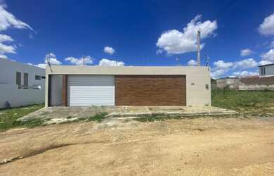 Imagem: A casa possui 3 Dormitórios, 2 Banheiros, 3 Vagas na garagem