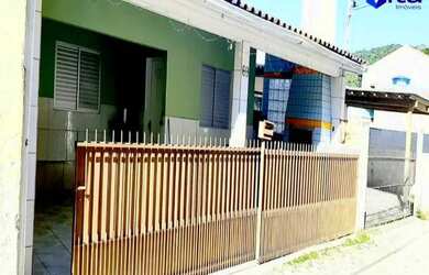 Imagem: A casa possui 2 Dormitórios, 1 Banheiro, 1 Vaga na garagem