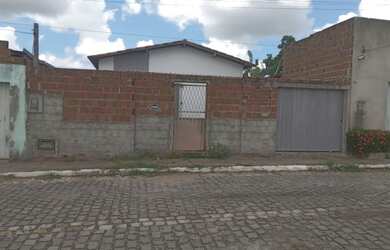 Imagem: A casa possui 2 Dormitórios e 1 Banheiro e está localizado