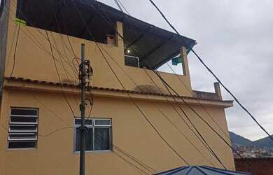 Imagem: A casa possui 3 Dormitórios, 2 Banheiros, Varanda e está