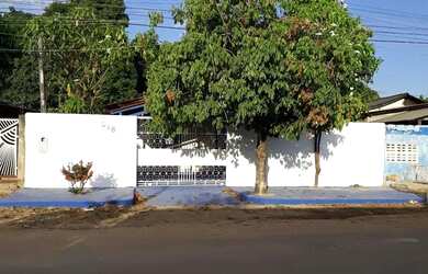 Imagem: A casa possui 3 Dormitórios, 2 Banheiros, 1 Vaga na garagem