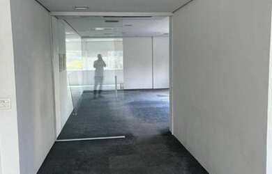 Imagem: O depósito possui 2 Vagas na garagem, 108m² de Área e está