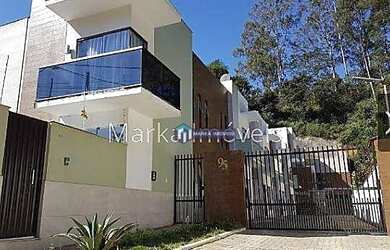 Imagem: A casa possui 3 Dormitórios, 2 Banheiros, 2 Vagas na garagem