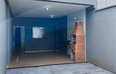 Imagem: A casa possui 2 Dormitórios, 2 Banheiros, 2 Vagas na garagem