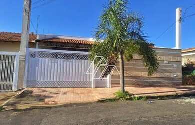 Imagem: A casa possui 3 Dormitórios, 3 Banheiros, 4 Vagas na garagem