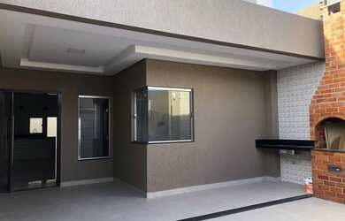 Imagem: A casa possui 3 Dormitórios, 2 Banheiros, 2 Vagas na garagem