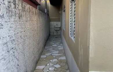 Imagem: A casa possui 1 Dormitório, 1 Banheiro e está localizado