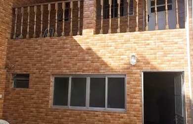 Imagem: A casa possui 1 Dormitório, 2 Banheiros, 4 Vagas na garagem