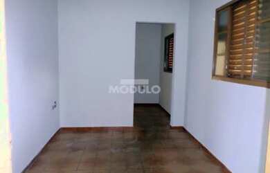 Imagem: A casa possui 2 Dormitórios, 1 Banheiro, 1 Vaga na garagem