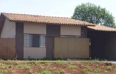 Imagem: A casa possui 3 Dormitórios, 2 Banheiros, 2 Vagas na garagem