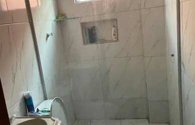 Imagem: A casa possui 3 Dormitórios, 2 Banheiros, 1 Vaga na garagem