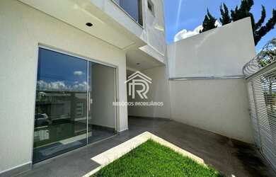 Imagem: A casa possui 3 Dormitórios, 2 Banheiros, 2 Vagas na garagem