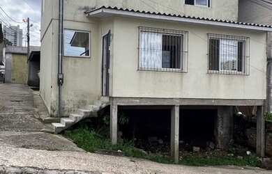 Imagem: A casa possui 3 Dormitórios, 2 Banheiros, 2 Vagas na garagem