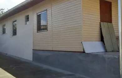 Imagem: A casa possui 3 Dormitórios, 1 Banheiro, 1 Vaga na garagem