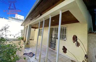 Imagem: A casa possui 3 Dormitórios, 2 Banheiros, 295m² de Área e