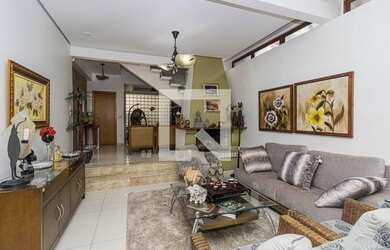 Imagem: A casa possui 3 Dormitórios, 4 Banheiros, 5 Vagas na garagem