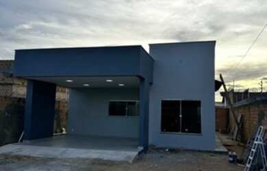 Imagem: A casa possui 3 Dormitórios, 1 Banheiro, 1 Vaga na garagem