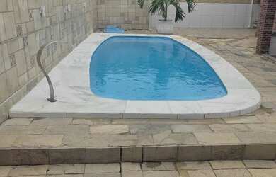 Imagem: A casa possui 4 Dormitórios, 3 Banheiros, 2 Vagas na garagem