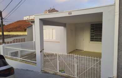 Imagem: A casa possui 4 Dormitórios, 2 Banheiros, 1 Vaga na garagem