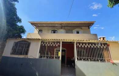 Imagem: A casa possui 4 Dormitórios, 3 Banheiros, 3 Vagas na garagem