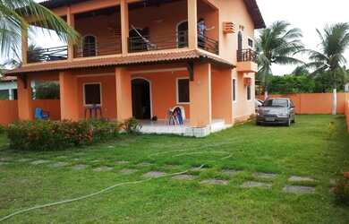 Imagem: A casa possui 4 Dormitórios, 3 Banheiros, 5 Vagas na garagem