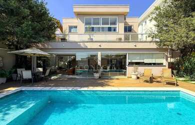 Imagem: A casa possui 4 Dormitórios, 5 Banheiros, 4 Vagas na garagem