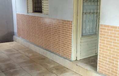 Imagem: A casa possui 2 Dormitórios, 2 Banheiros, 2 Vagas na garagem