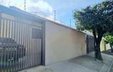 Imagem: A casa possui 3 Dormitórios, 2 Banheiros e está localizado