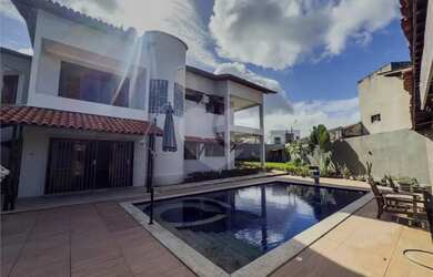 Imagem: A casa possui 5 Dormitórios, 4 Banheiros, 5 Vagas na garagem