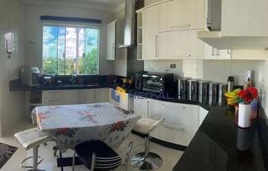 Imagem: A casa possui 3 Dormitórios, 3 Banheiros, 4 Vagas na garagem