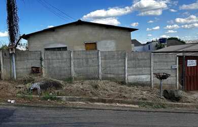 Imagem: A casa possui 3 Dormitórios, 1 Banheiro, 2 Vagas na garagem