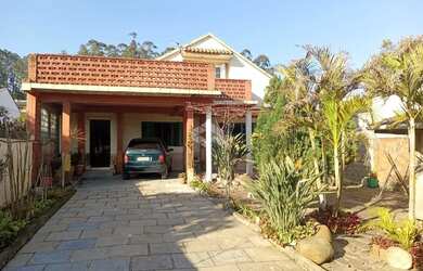 Imagem: A casa possui 3 Dormitórios, 2 Banheiros, 1 Vaga na garagem