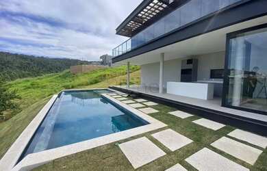 Imagem: A casa em condomínio possui 4 Dormitórios, 1 Banheiro, 4 Vagas