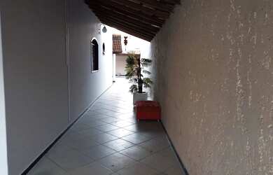 Imagem: A casa possui 3 Dormitórios, 3 Banheiros, 2 Vagas na garagem