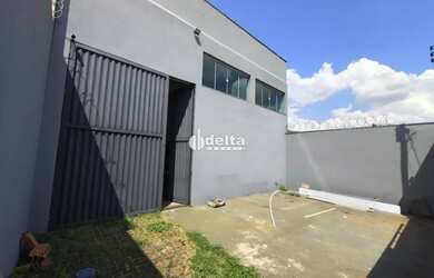 Imagem: O depósito possui 3 Vagas na garagem e 326m² de Área e está