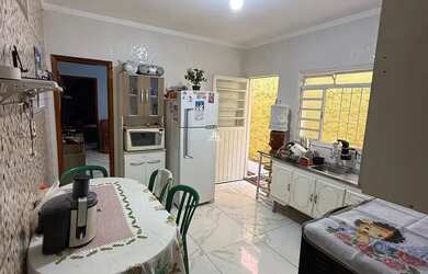 Imagem: A casa possui 2 Dormitórios, 2 Banheiros, 2 Vagas na garagem