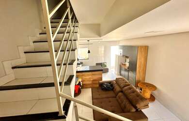 Imagem: A casa possui 3 Dormitórios, 1 Banheiro, 2 Vagas na garagem