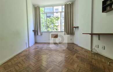 Imagem: O apartamento possui 1 Dormitório, 1 Banheiro, 1 Vaga na garagem