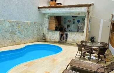 Imagem: A casa possui 5 Dormitórios, 4 Banheiros, 5 Vagas na garagem